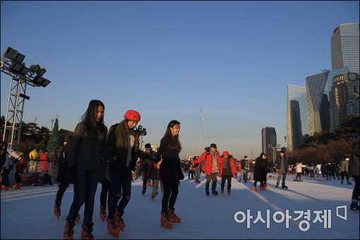 [포토]"여의도공원서 스케이트 즐겨요"