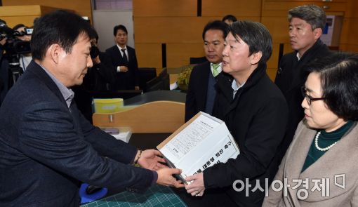 [포토]안철수, 박 대통령 퇴진 촉구 서명 '30여만건' 헌재에 전달 