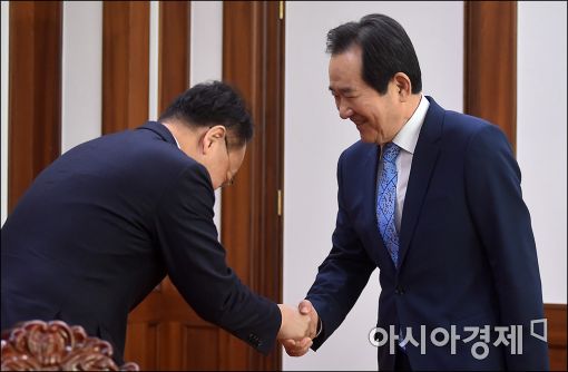 [포토]국회 찾아간 유일호 경제부총리