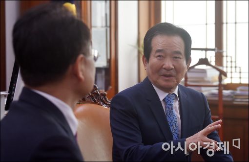 [포토]유일호 부총리 만나는 정세균 의장