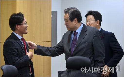 [포토]회의 참석하는 김무성 전 대표