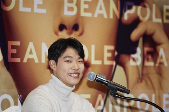 류준열, 달콤한 라디오 DJ로 변신 '훈훈한 남친룩 기본'  