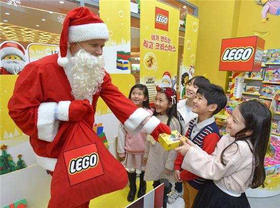 레고, 크리스마스 맞아 산타로 변신해 아이들 찾는다