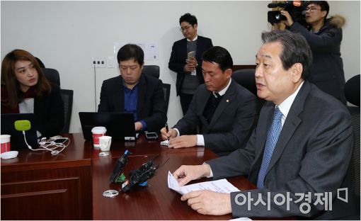 [포토]김무성 "친박들은 박 대통령의 노예들"