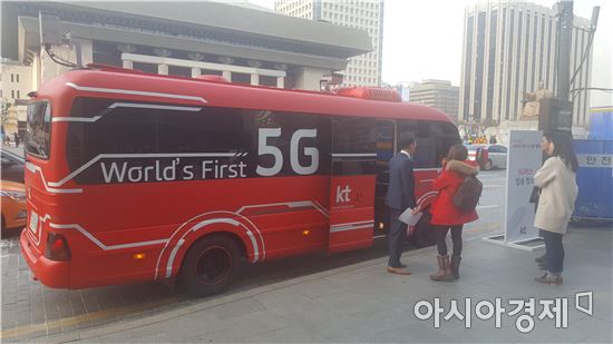 KT는 13일 주파수 방해요소가 많은 광화문광장 주변에서 5G 장비를 탑재한 '5G 버스'를 운행했다.