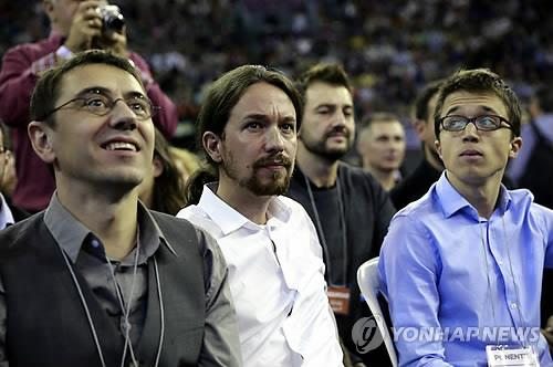 포데모스의 파블로 이글레시아스 대표(가운데)와 공동 창당자인 모네데로(왼쪽 첫 번째) / 사진=연합뉴스