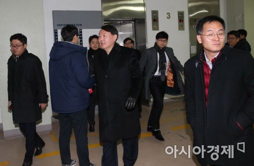 [포토]점심 식사하러 가는 윤석열 수사팀장