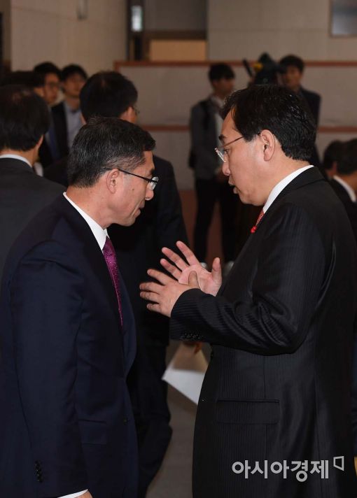 [포토]대화 나누는 이석준 국무조정실장-이준원 농림부 차관 