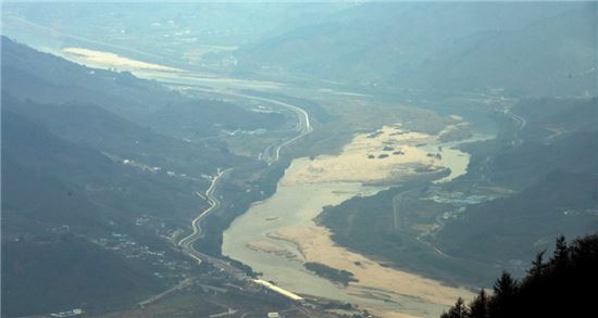 형제봉에서 내려다본 섬진강, 강변을 따라 19번국도가 이어지고 있다.