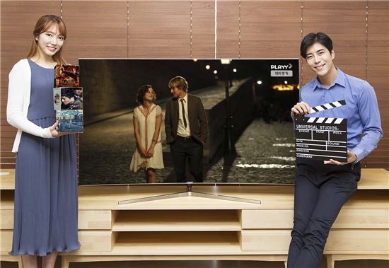 삼성전자 모델들이 장르별 영화 채널과 웹 드라마 채널이 추가된 삼성 'TV 플러스'를 소개하고 있다.
