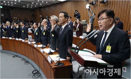 ▲김영재 의원(맨 오른쪽)이 3차 청문회에서 증인 대표 선서를 하고 있다.