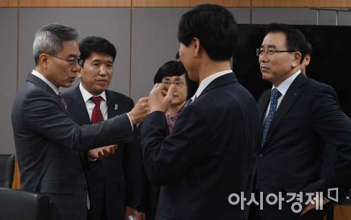 [포토]대화 나누는 시중은행장들 