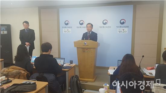 박노익 방통위 이용자정책국 국장이 14일 기자간담회에서 신분증 스캐너 도입과 관련된 질문에 대답하고 있다.