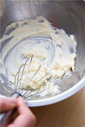 1. 실온에 두어 부드러워진 버터에 슈거파우더를 넣어 거품기로 저어 크림 상태를 만든다. 달걀을 풀어 넣어 잘 섞은 후 박력분과 소금을 체로 쳐 넣고 보슬보슬하게 반죽한다.