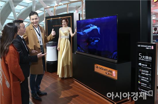 ▲지난 14일 북경 피닉스 국제 미디어센터에서 열린 LG 시그니처 신제품 발표회에서 참석자들이 LG 시그니처 제품을 살펴보고 있다. (제공=LG전자)