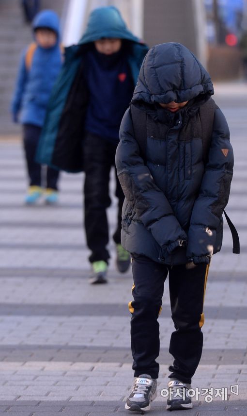 서울의 아침 최저기온이 영하 7.6도를 기록한 15일 서대문구 미동초등학교 앞에서 두꺼운 옷차림을 한 학생들이 등교를 하고 있다. (사진=문호남 인턴기자)
