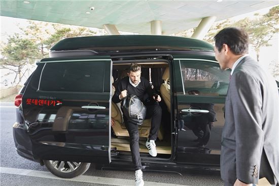 롯데렌터카는 지난 11일부터 14일까지 한국을 방문한 축구스타 다비드 비야에게 의전차량을 지원했다.