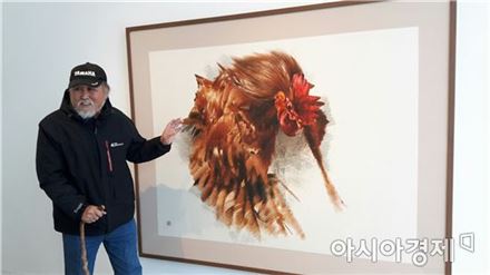 지난 14일 이상원 화백(사진)이 가장 아끼는 작품 앞에서 설명하고 있다. 특히 닭의 왼쪽 날개를 과감히 생략해 오히려 완성도를 높일 수 있었다고 말한다. [사진=김세영 기자]
