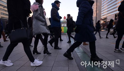 [오늘날씨]전국 구름 없이 '쨍쨍', 기온은 뚝↓…기상청 “체감온도 낮을 것”