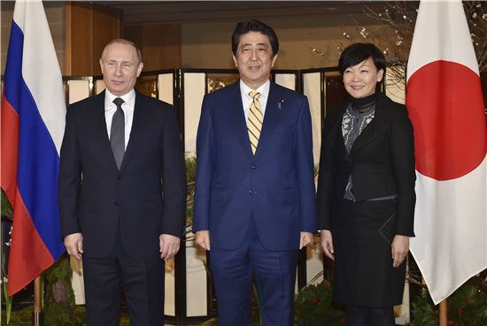 ▲블라디미르 푸틴 러시아 대통령(왼쪽), 아베 신조 일본 총리(가운데), 총리 부인 아키에 여사가 15일 야마구치현 나가토시의 온천여관에서 만나 사진을 찍고 있다. 푸틴 대통령은 아베 총리와의 회담을 위해 11년만에 일본을 찾았다. (AP=연합뉴스)
