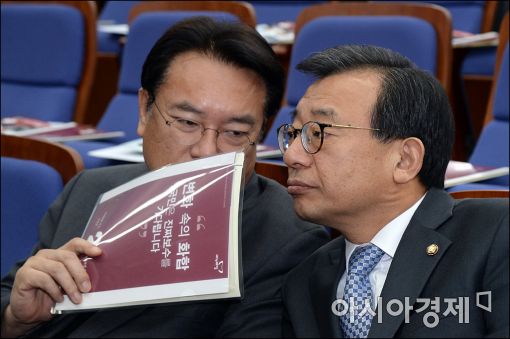 [포토]귓속말 나누는 이정현·정진석