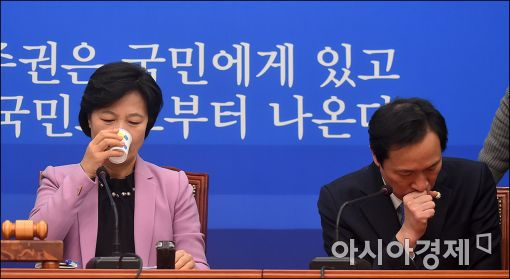 [포토]물 마시는 추미애, 콜록이는 우상호