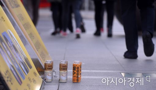 [포토]거리에 놓인 캔커피 9개