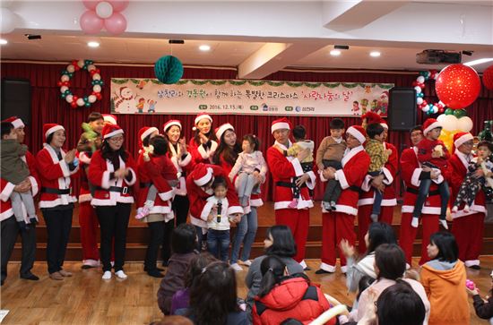 삼천리그룹 임직원들이 아동복지시설의 아이들과 함께 크리스마스 이벤트에 참여하고 있다.