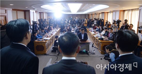 [포토]朴대통령 변호인단, "탄핵 이유가 없다"