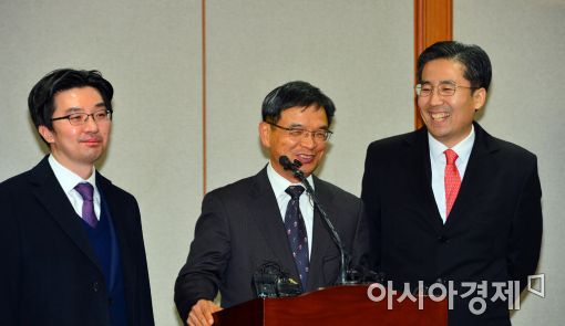 [포토]미소 짓는 박근혜 대통령 변호인단