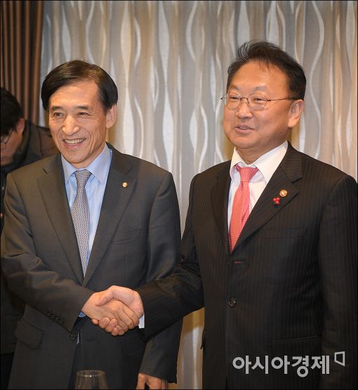 [포토]긴급 회동 갖는 경제부총리와 한국은행 총재