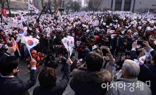 [포토]김진태 의원에 열렬한 환호 보내는 박사모