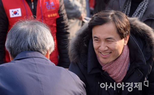 태극기 업은 與 대선주자·친박…"우리가 대한민국 지켜야"