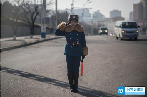 북한 여성 교통안내원. 사진=중국 소후망 화면 캡쳐