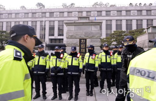 [포토]헌법재판소 앞, 경계 태세 강화