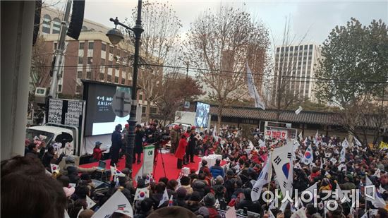 보수단체들이 17일 오후 헌법재판소 앞에서 박근혜 대통령 탄핵소추안 기각을 촉구하는 집회를 열었다. 