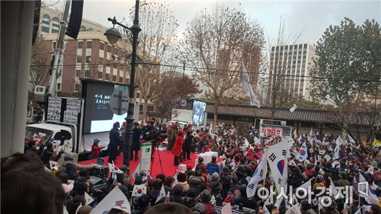 송박영신 vs 송화영태, '박근혜 탄핵 찬반' 둘러싸고 사자성어 격돌