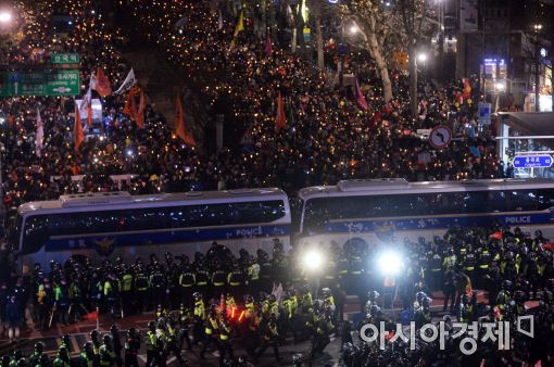 [포토]헌법재판소를 향한 촛불의 외침