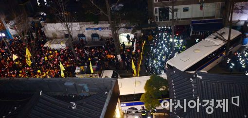 [포토]총리공관 앞에서 막힌 촛불행진 