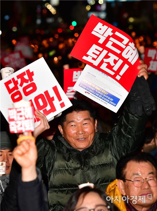 17일 오후 광주 동구 금남로에서 열린 박근혜 대통령 퇴진 촉구 촛불집회에 참가한 시민들이 촛불을 들고 박 대통령의 즉각 사퇴를 촉구하고 있다.