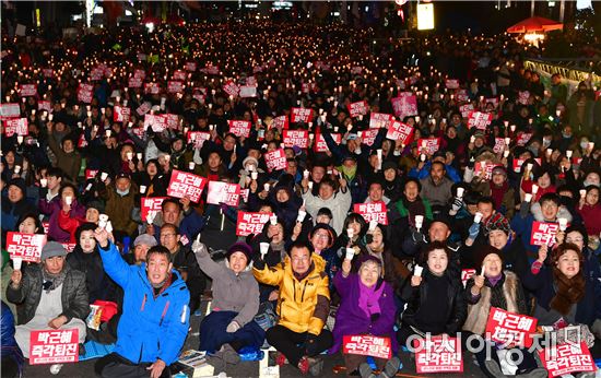 17일 오후 광주 동구 금남로에서 열린 박근혜 대통령 퇴진 촉구 촛불집회에 참가한 시민들이 촛불을 들고 박 대통령의 즉각 사퇴를 촉구하고 있다.