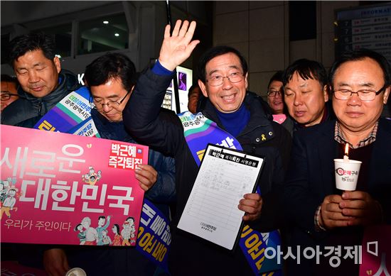 17일 박원순 서울시장이 광주 촛불집회에 참석해 시민들에게 손을 흔들고있다.