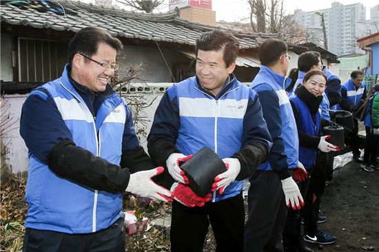 한국GM 한마음재단은 지난 17일 인천지역에 거주하는 독거노인과 저소득층 가정에 사랑의 연탄을 기증하고 이를 직접배달하는 연탄 나눔 봉사활동을 진행했다. 사진은 제임스 김 한국GM 사장과 유승종 한국GM지부 수석부지부장이 연탄을 나르고 있는 모습.
