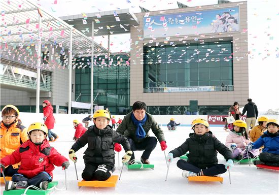 14만찾는 '용인시청 썰매장' 개장첫날 3천명 몰려