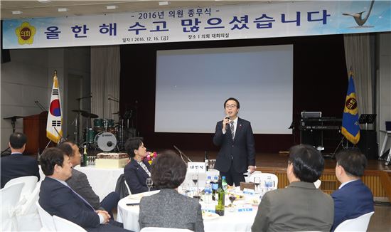 정기열 경기도의회 의장이 지난 16일 종무식에서 인사말을 하고 있다. 