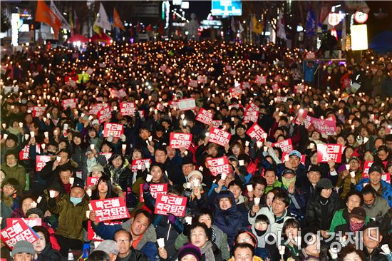 17일 오후 광주금남로에서 열린 제8차촛불대회에서  시민들이 박근혜 퇴진을 촉구하고있다.