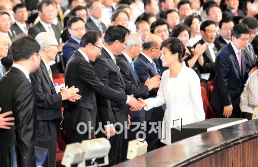 박근혜 대통령과 이명박 전 대통령이 지난해 8월15일 서울 광화문 광장에서 열린 광복70주년 광복절 경축식에 참석해 인사를 나누고 있다.