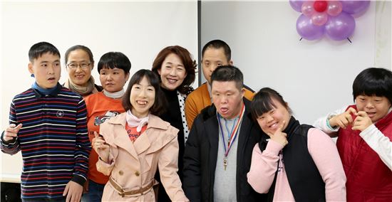 이어룡 회장이 사회복지시설 계산원을 방문해 사랑의 성금을 전달하고 원아들과 기념촬영을 하고 있다.
