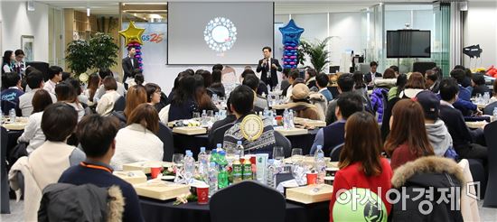 조윤성 GS리테일 편의점사업부대표가 스토어매니저 스타데이에 참석해 우수 스토어매니저에게 감사의 마음을 전하고 있다.