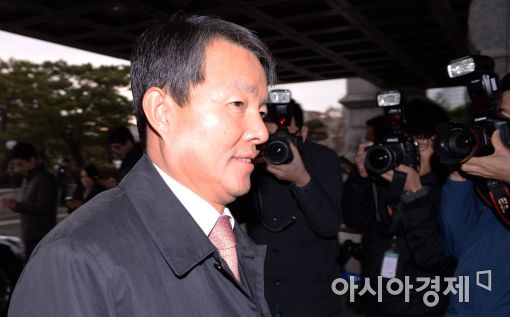 [포토]출근하는 이진성 헌법재판관